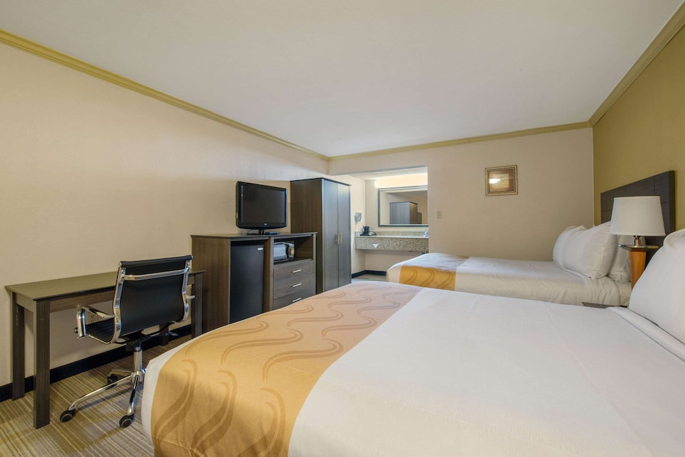 HIBISCUS Inn & Suites 12/43