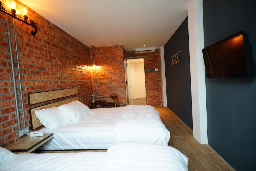 Brick Box Hotel 12/45