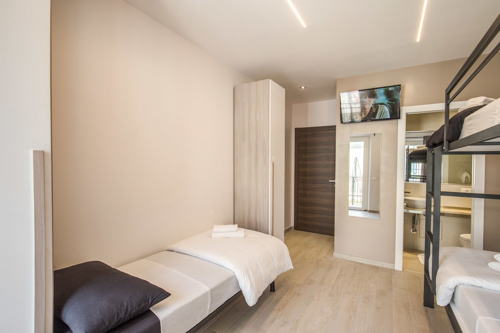 ROOM, TRIPLE, PRIVATE BATHROOM