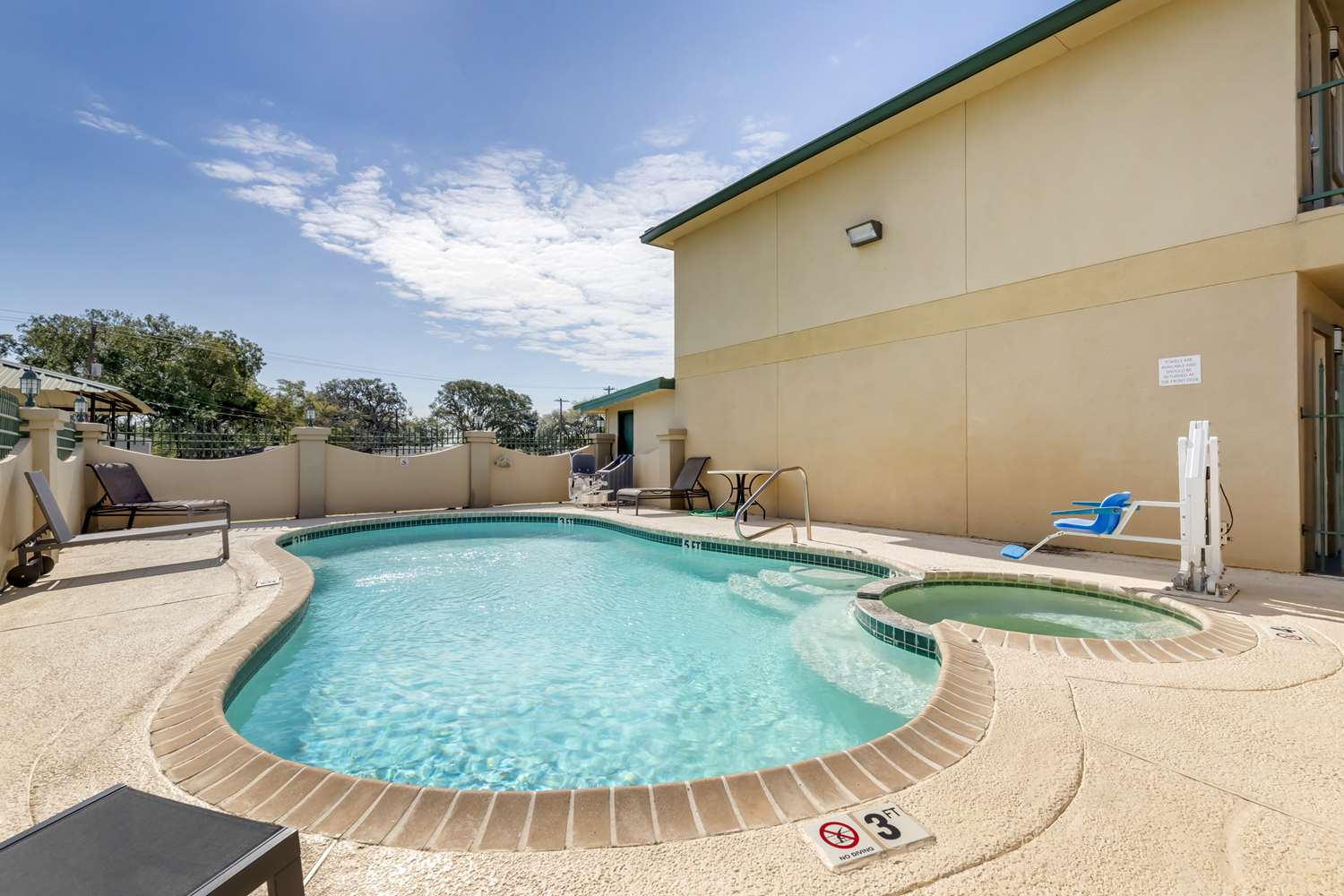 Best Western Executive Inn Hallettsville 12/12