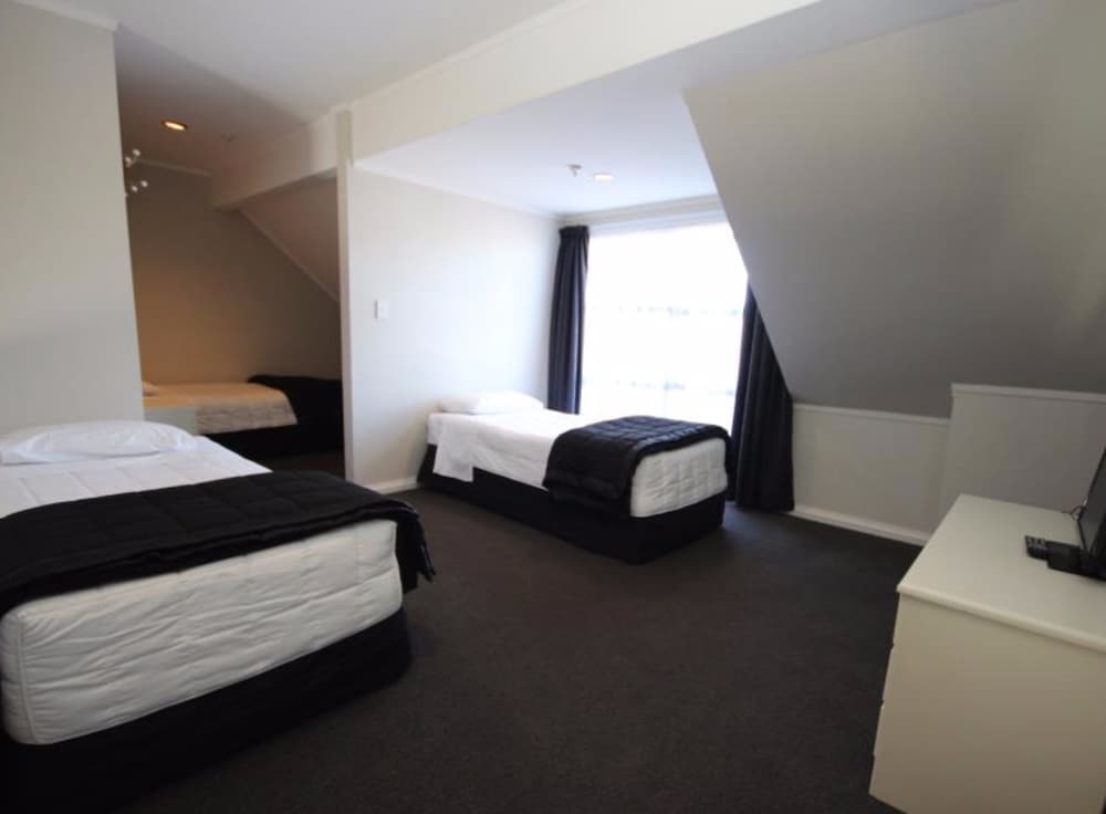 Champers Motor Inn 26/61