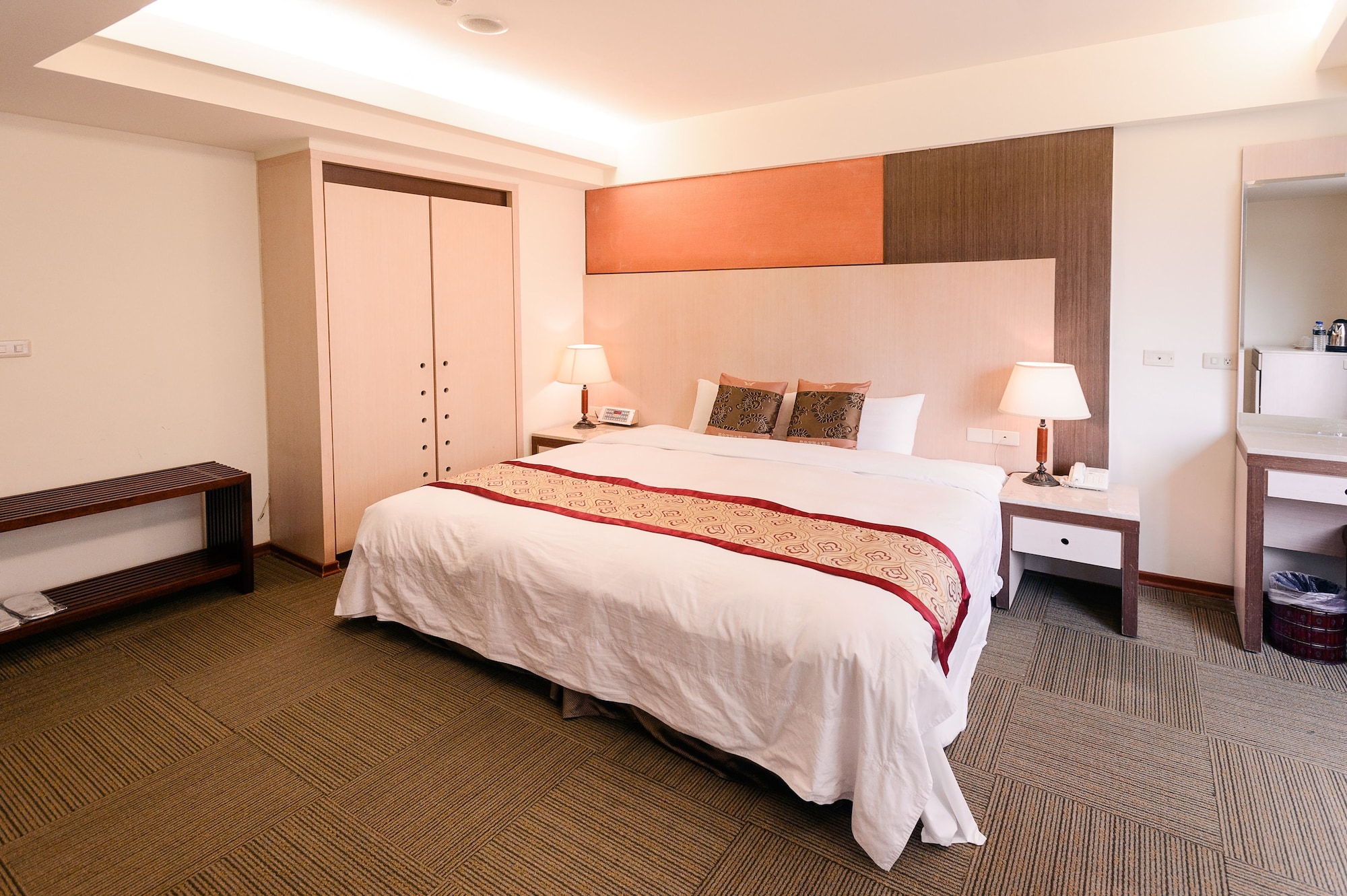 DELUXE, KING BED