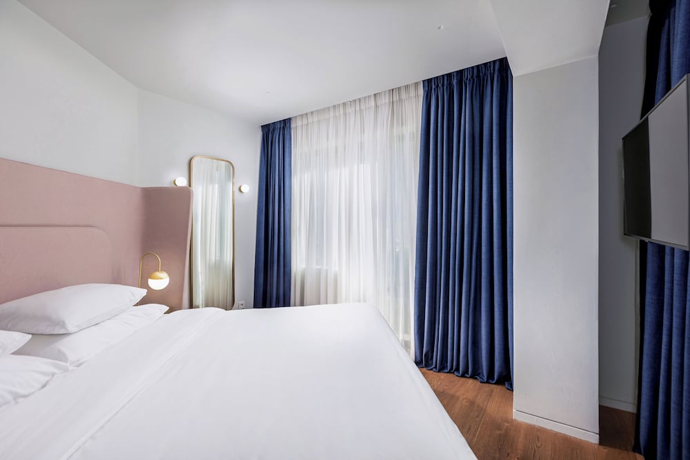 EXECUTIVE, SUITE