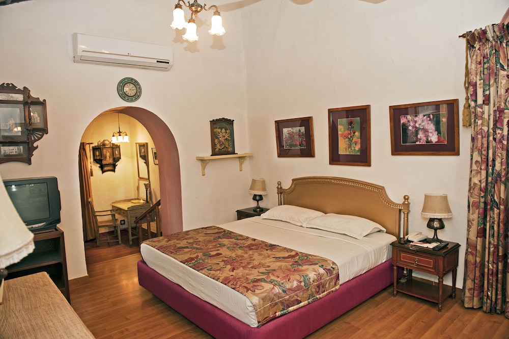 كوخ بسرير كوين، WelcomHeritage Connaught House 2/10