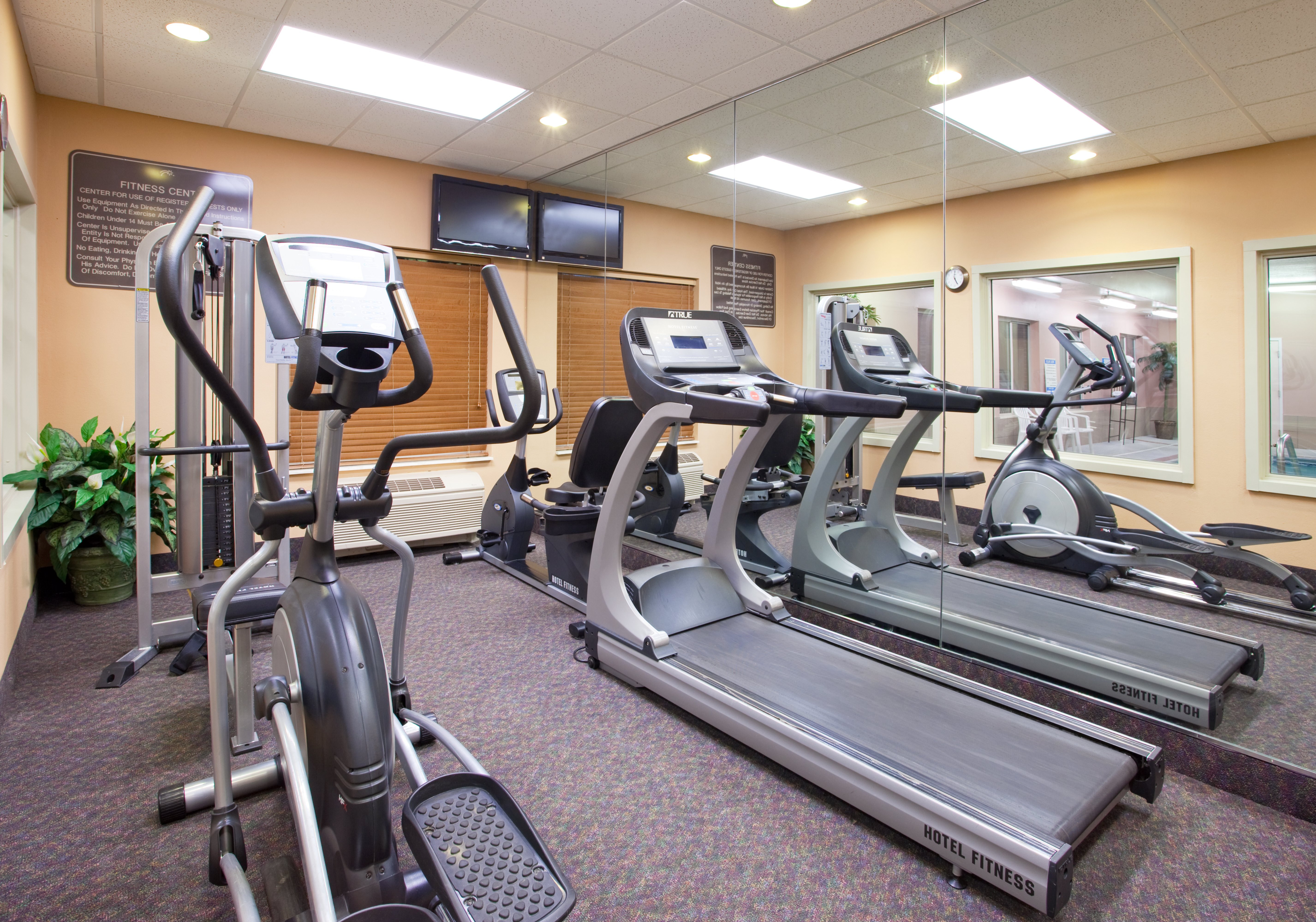 Holiday Inn Express Hotel & Suites Cincinnati-Blue Ash 43/72