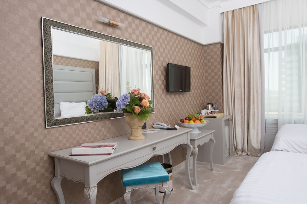 Phoenicia Grand Hotel 64/74
