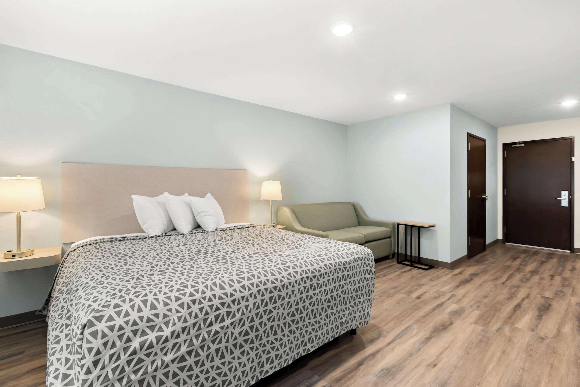 WoodSpring Suites Savannah West Chatham Parkway 12/33