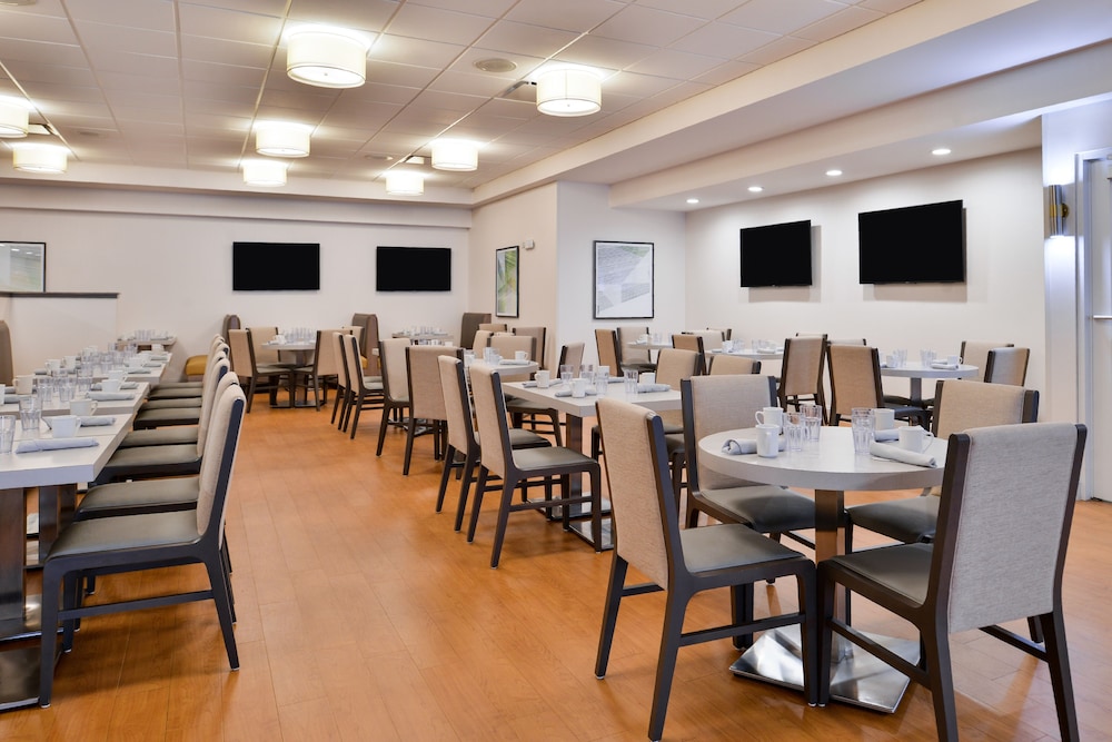 Holiday Inn Hotel and Suites Rochester Marketplace 48/64