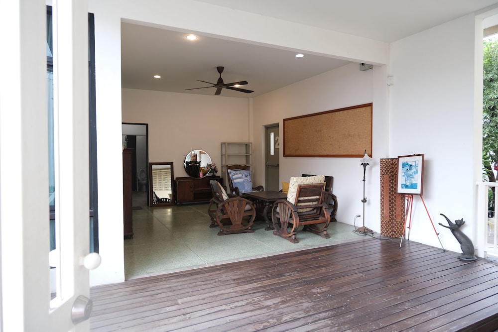 Feung Nakorn Balcony Rooms Cafe 46/79