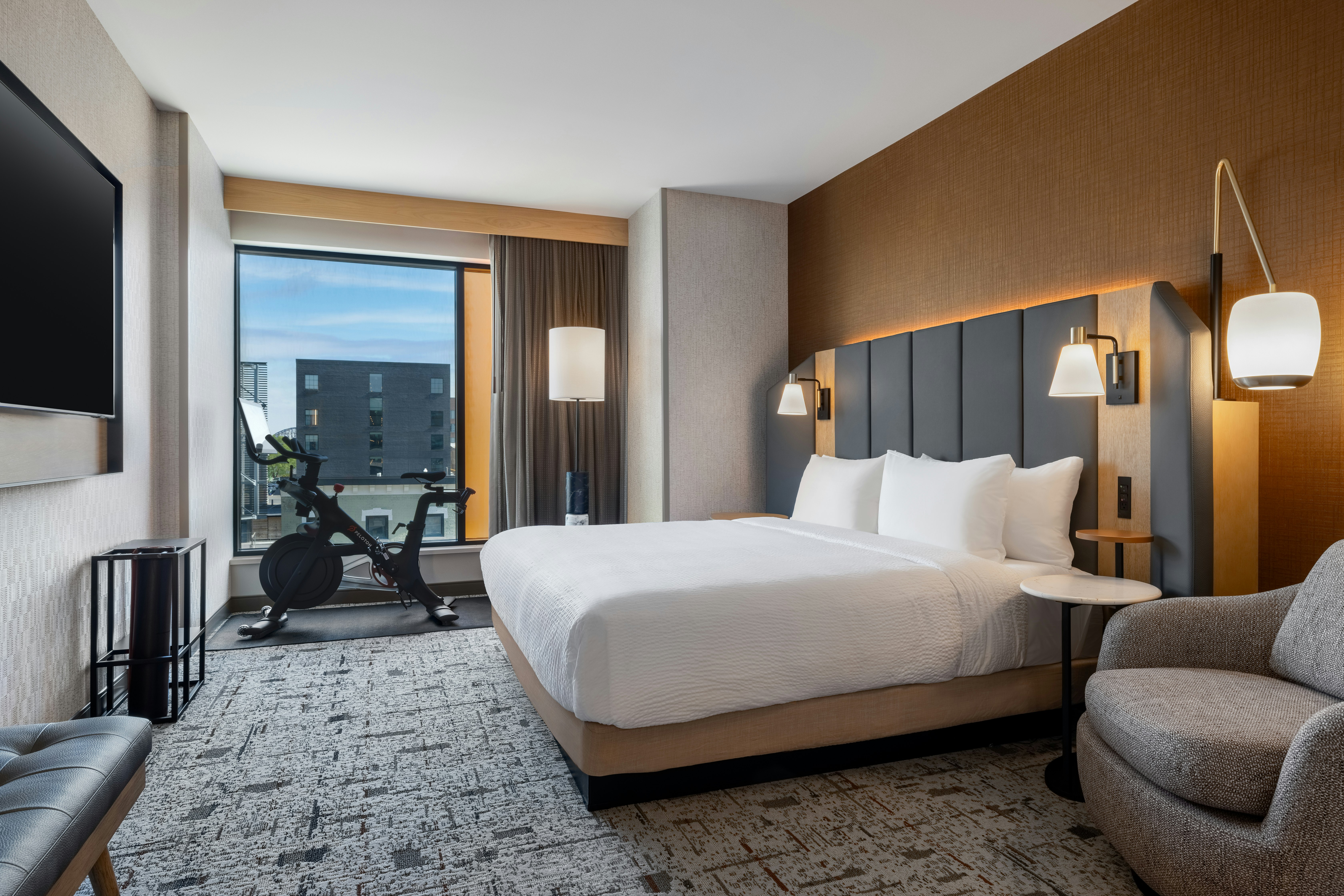 Room, King Bed, Peloton، Tempo by Hilton Louisville Downtown NuLu 5/6