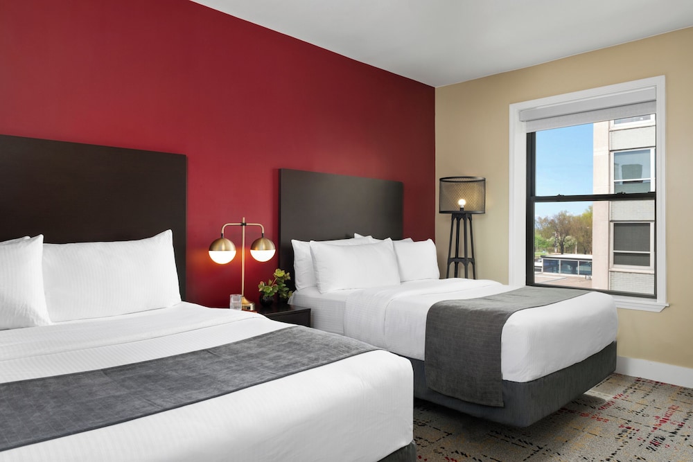 SUITE, QUEEN BED