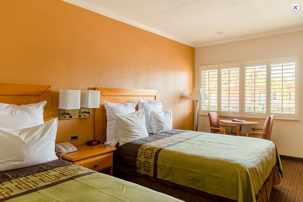 Anaheim Islander Inn And Suites 26/58
