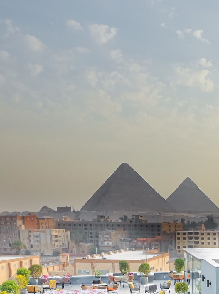 Pyramid Front Hotel 55/66