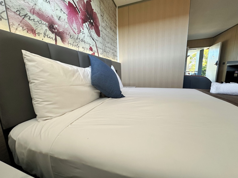 Superior, 1 Queen and 1 Single Bed