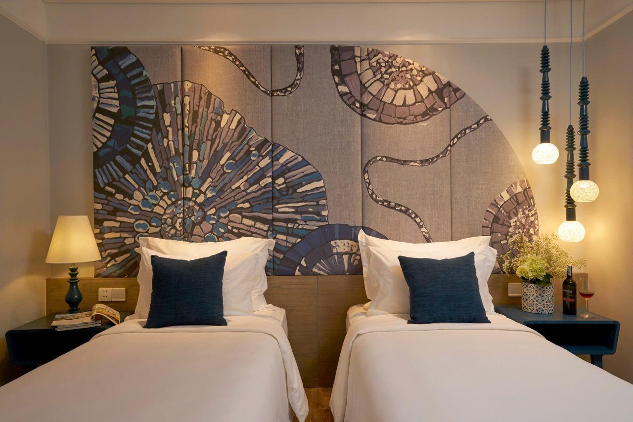 Deluxe, Twin Beds, No View, No Window