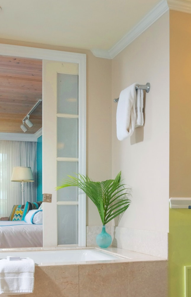Ocean Key Resort and Spa 24/76