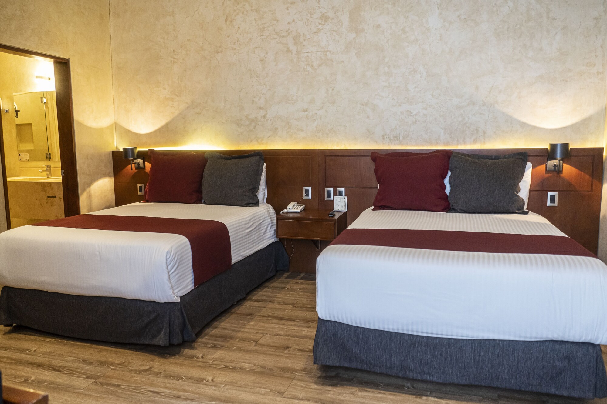 DELUXE, 2 DOUBLE BEDS
