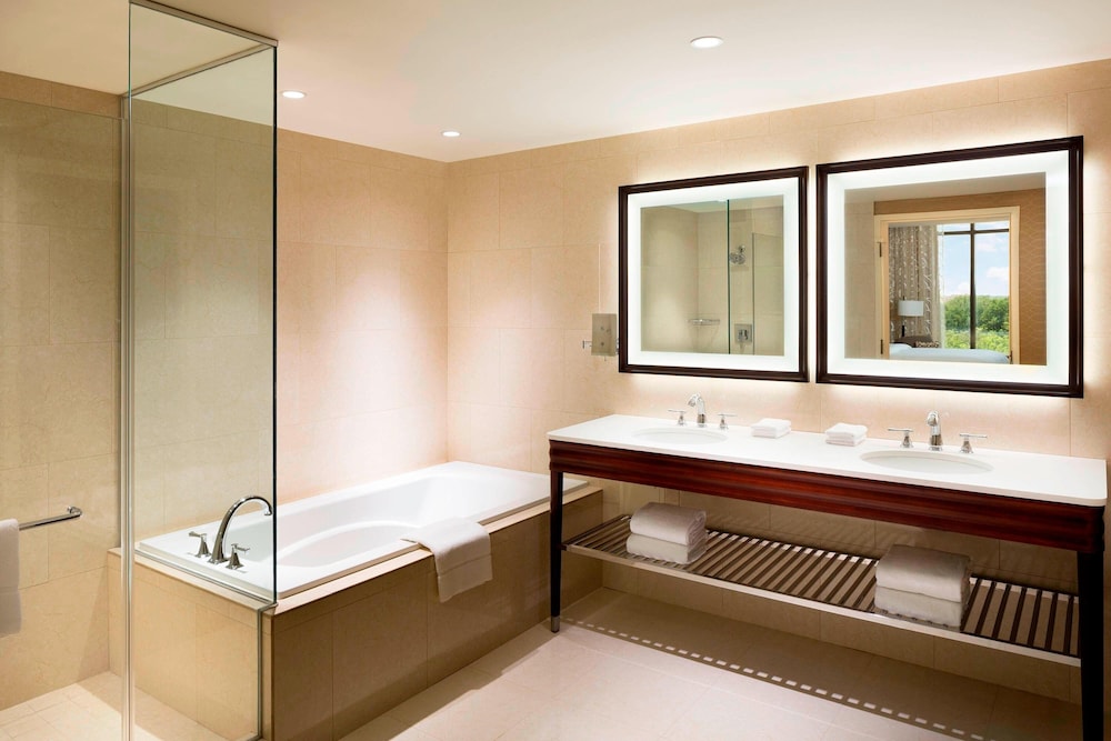 1 Bedroom, Club, Suite, Corner