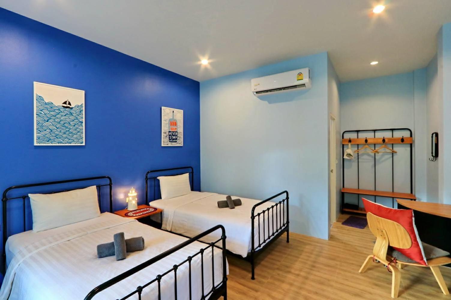ROOM, TWIN BEDS
