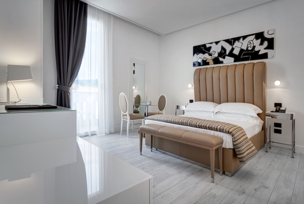 LHP Napoli Palace and Spa 16/65