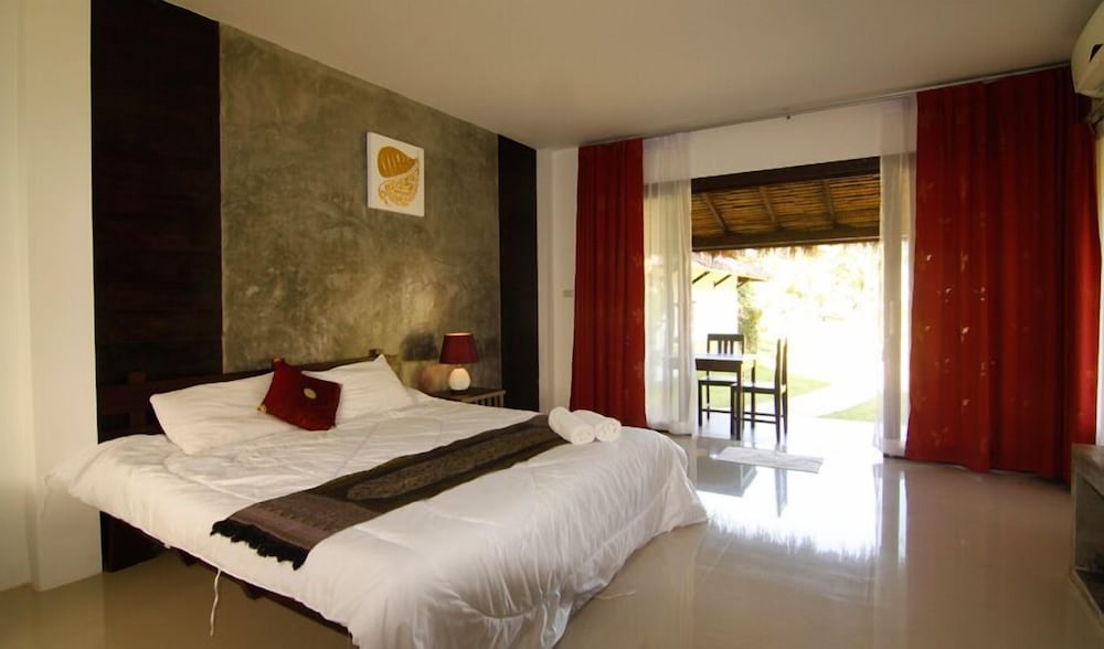 Nana Beach Hotel 15/80