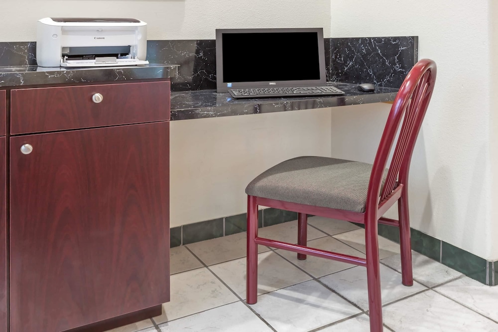 Super 8 by Wyndham Forney/East Dallas 26/27