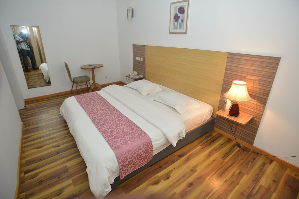 Senior, Queen Bed