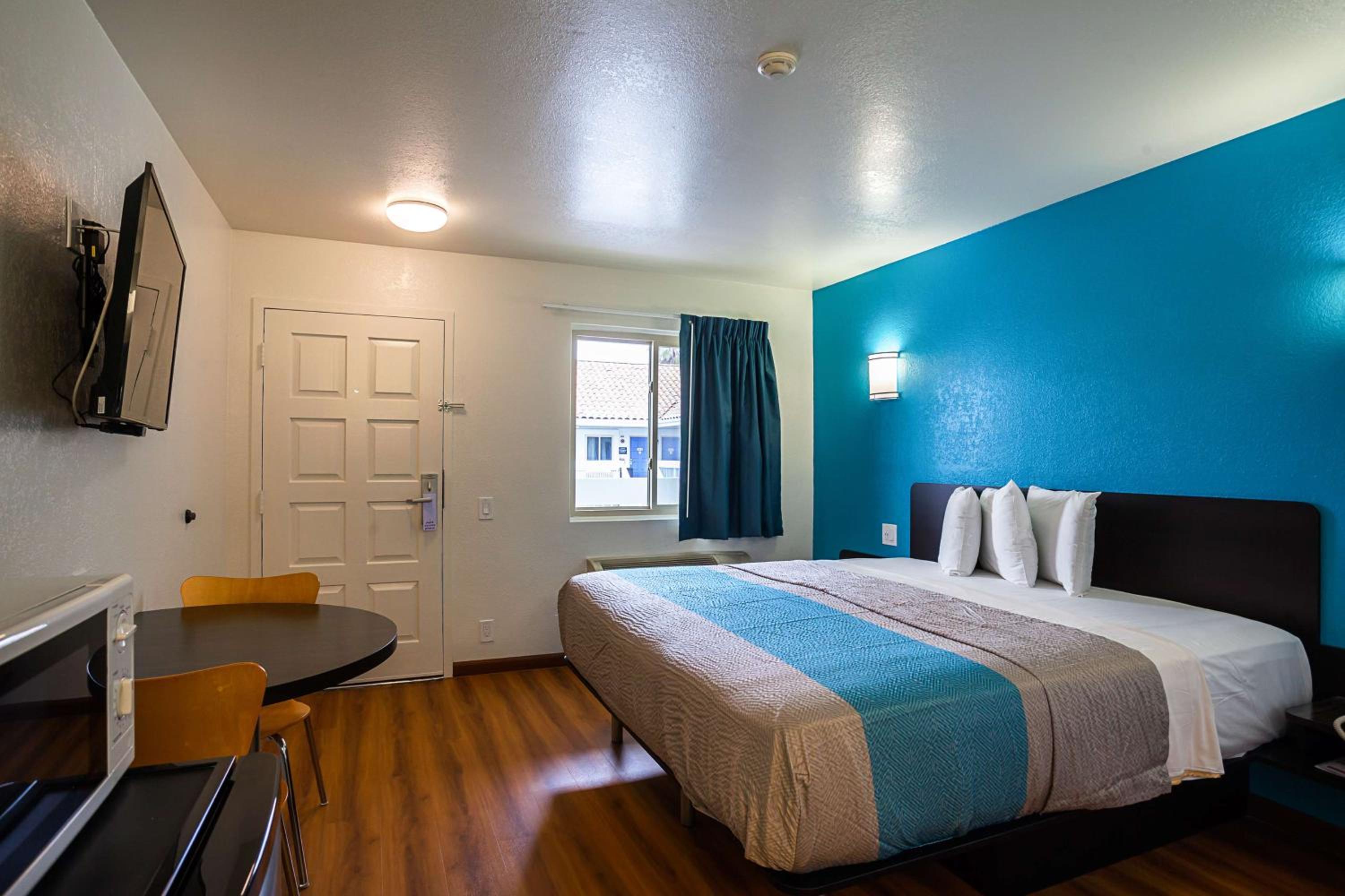 1 King Bed Mob Acc RI Shwr Nsmk Micfridg