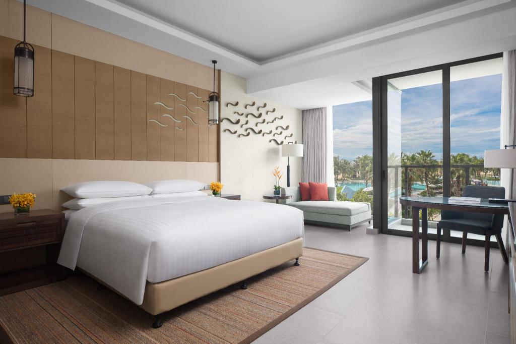 Guest Room, King Bed, Partial Ocean View, Balcony, North Tower, North Wing