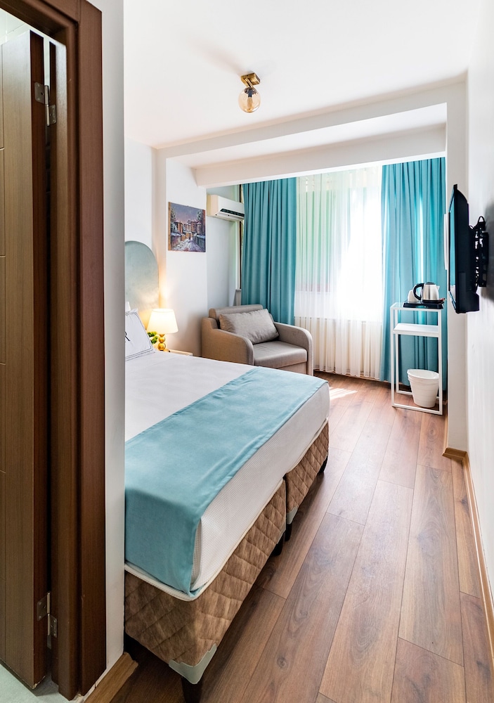 Economy, Triple, Murphy Bed