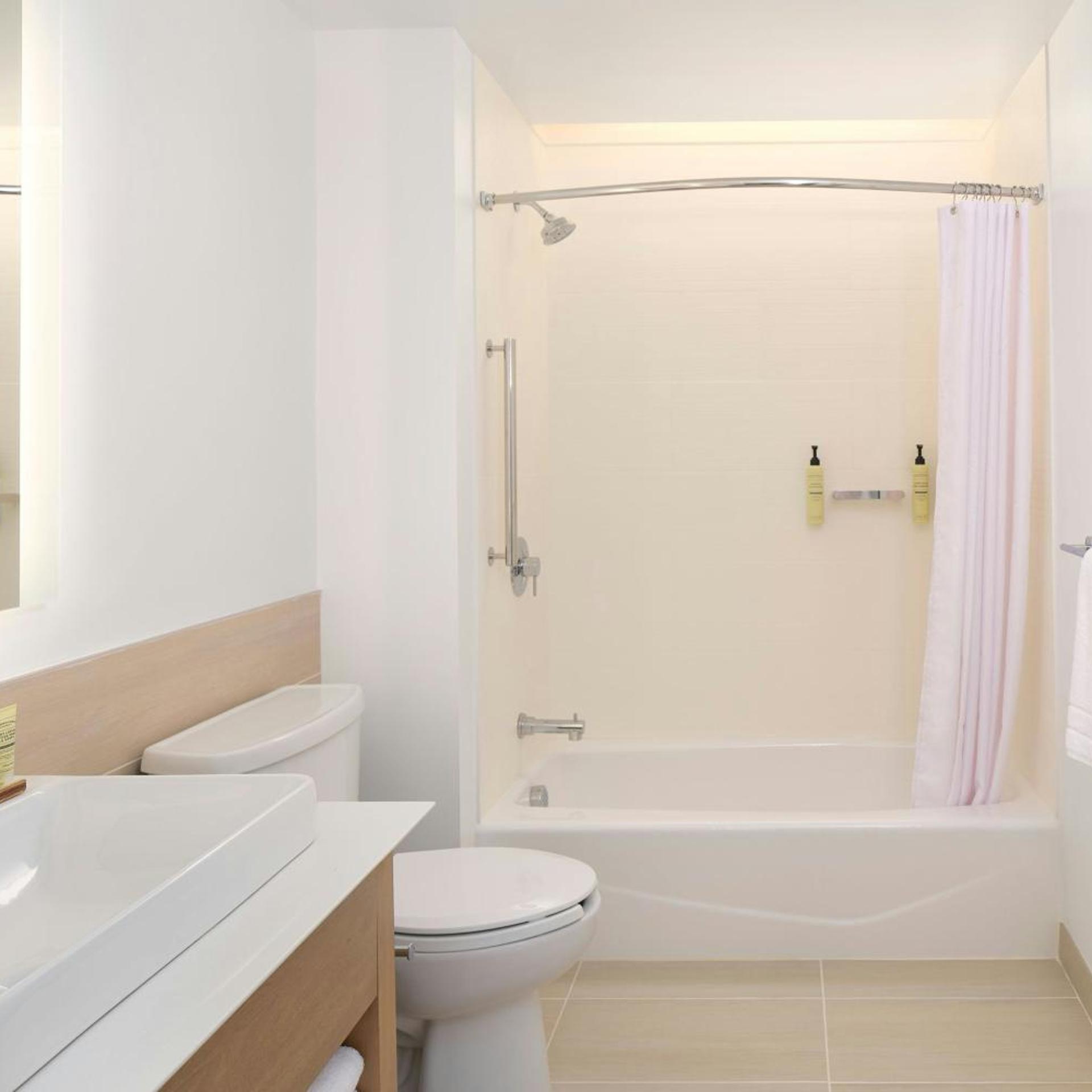 استوديو بسرير كوين، Magnuson Hotel Lenox 2/4
