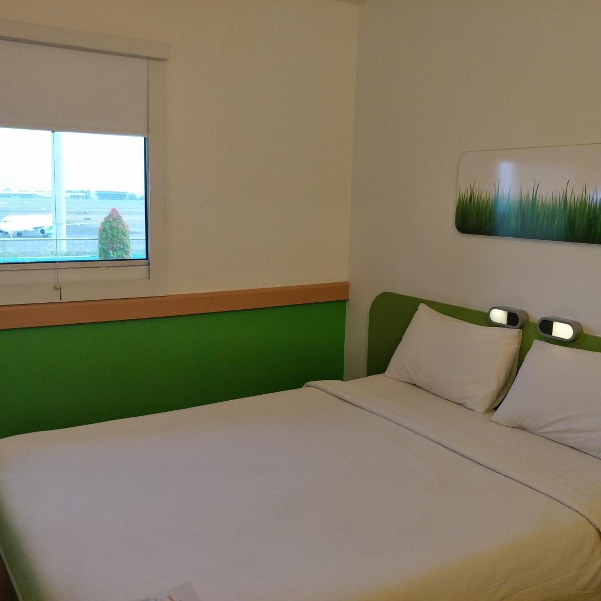 Standard, Queen Bed, Runway View