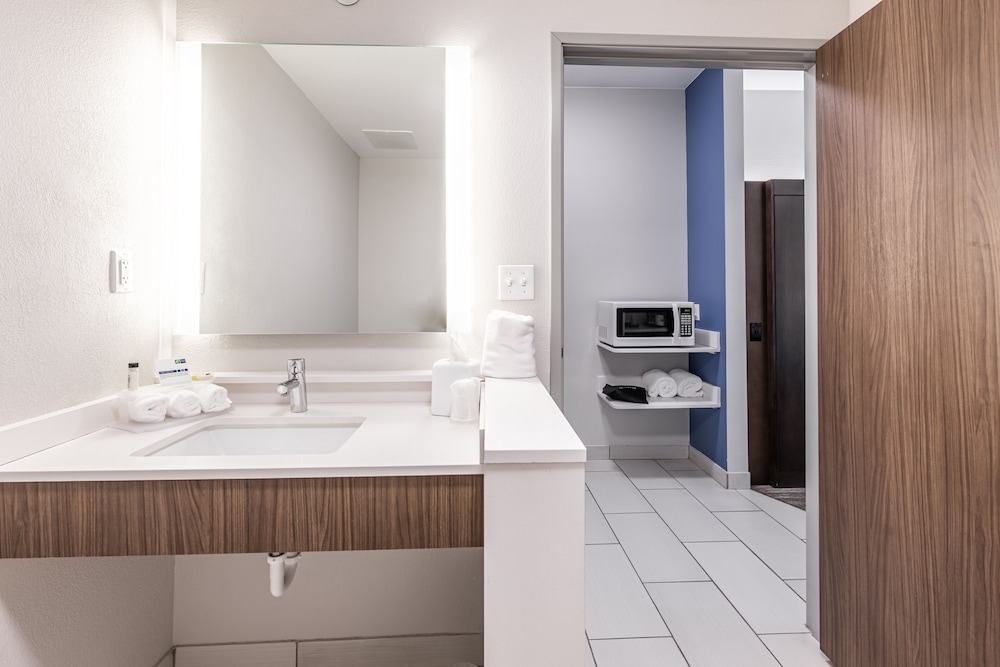 Holiday Inn Express Suites Rantoul 29/76