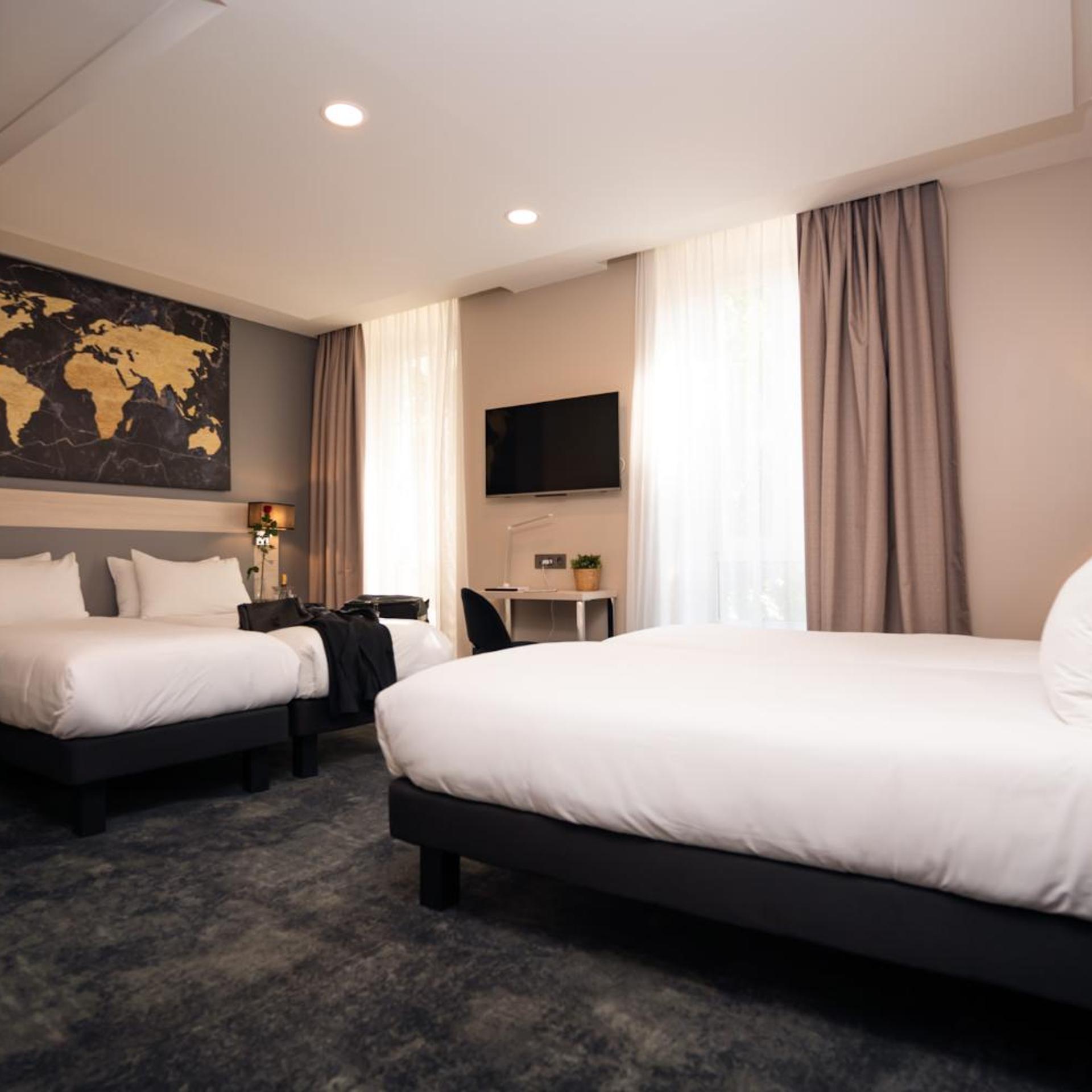 غرفة رباعية، Hotel Univers 3/8