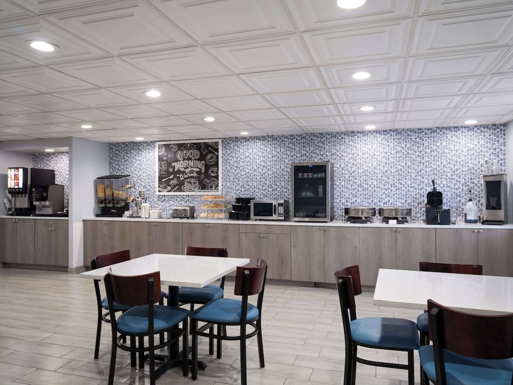 AmericInn by Wyndham Woodstock IL 41/50