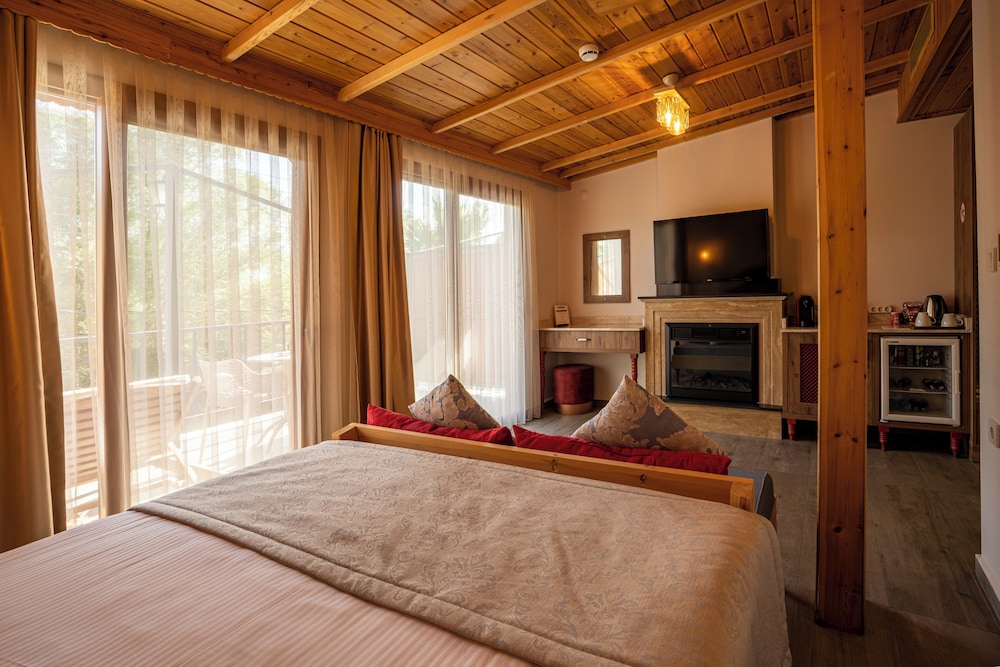 Lanai, Comfort, King Bed, River View، Villa Marine Apart Hotel 2/4