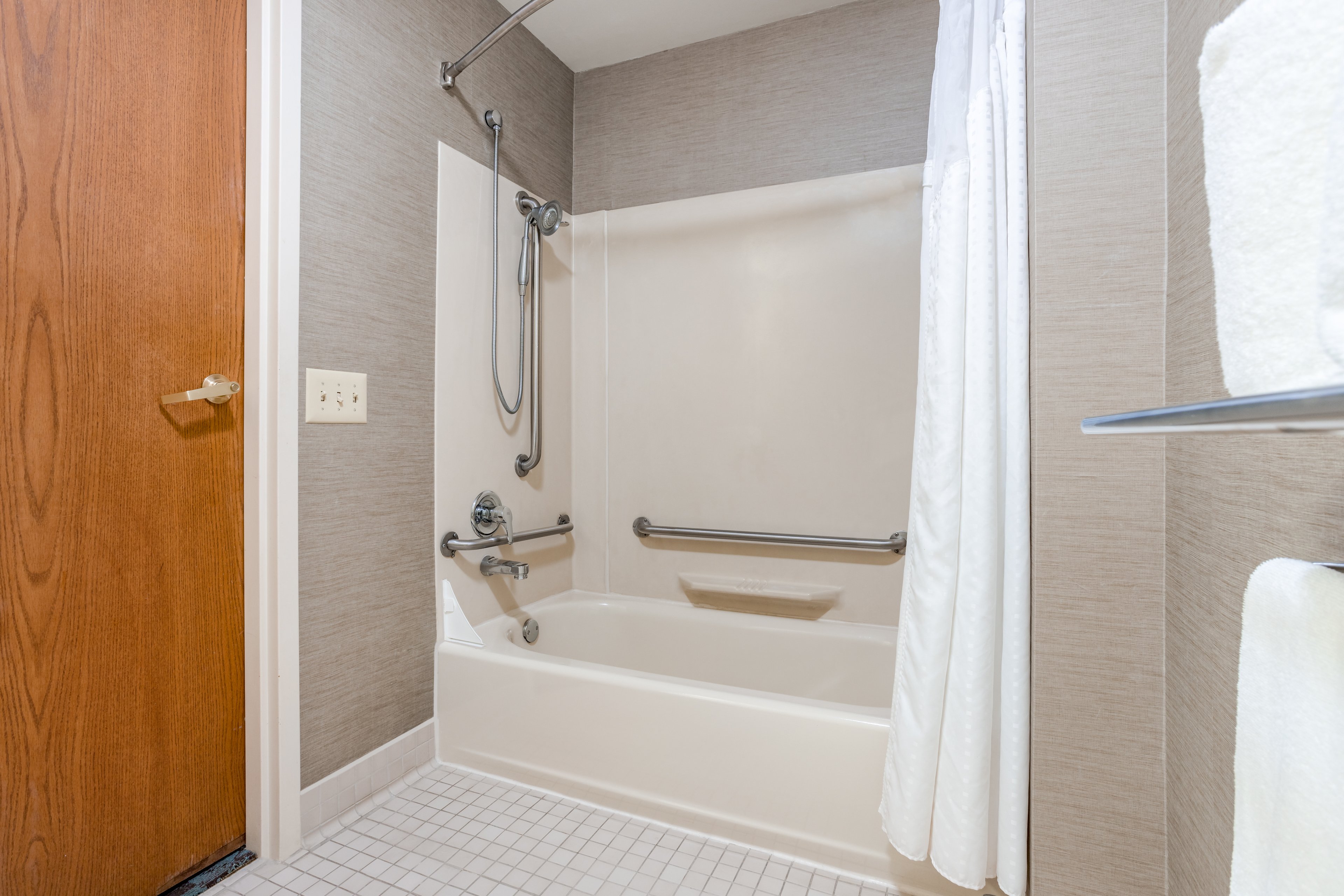 Holiday Inn Express Hotel Suites Canton 61/62