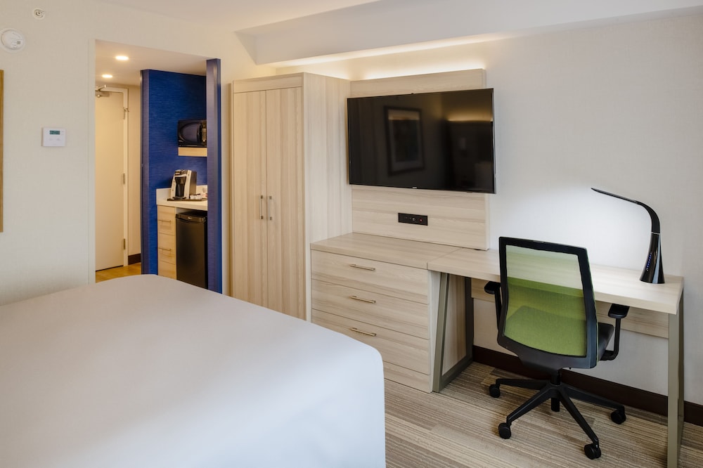 Holiday Inn Express And Suites Halifax Bedford 48/64