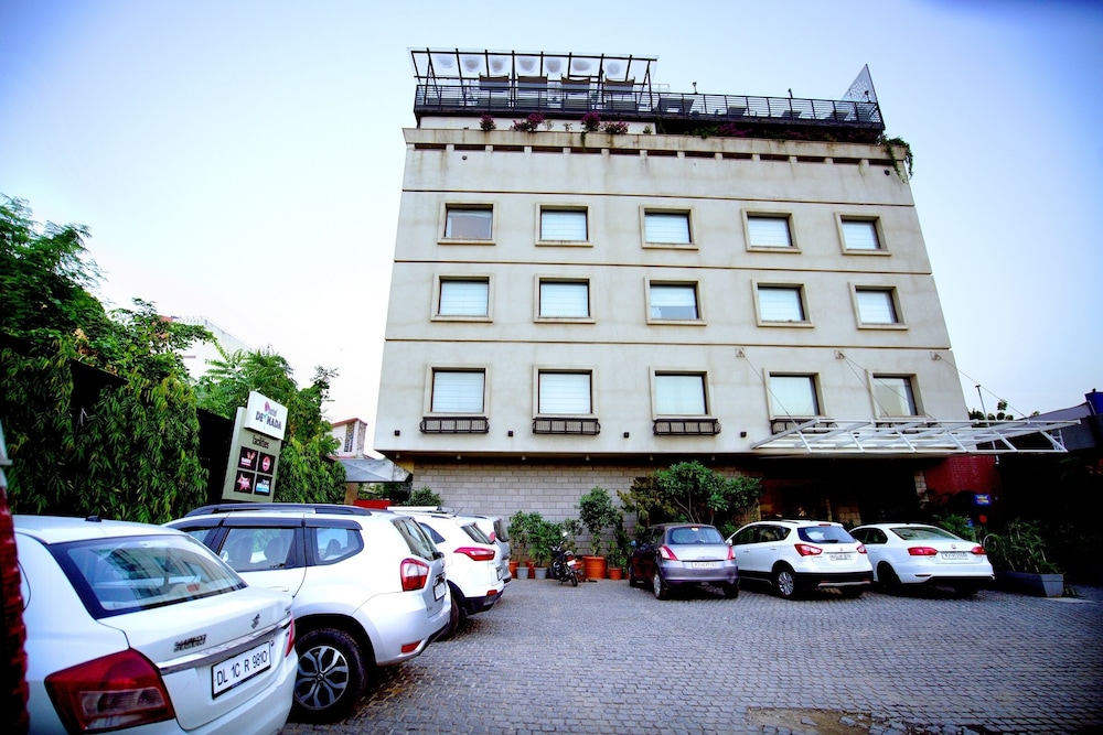 Hotel De Nada 38/43