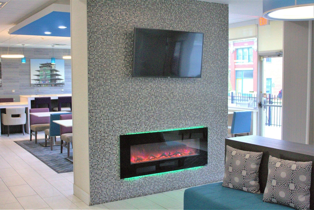 La Quinta Inn and Suites by Wyndham Indianapolis Downtown 37/50