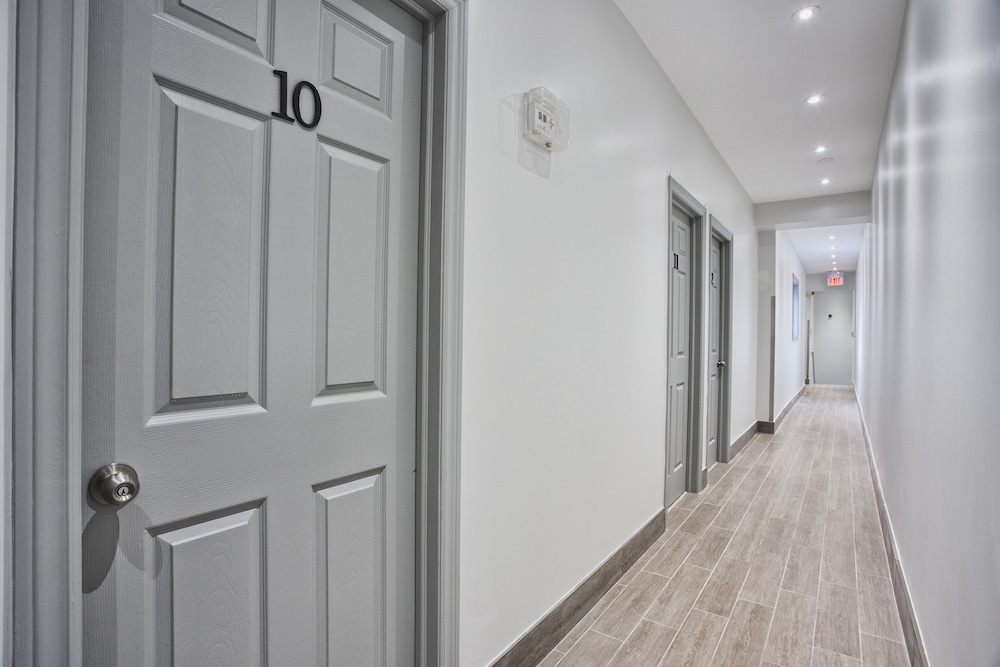 Toronto Rooms And Suites 20/49