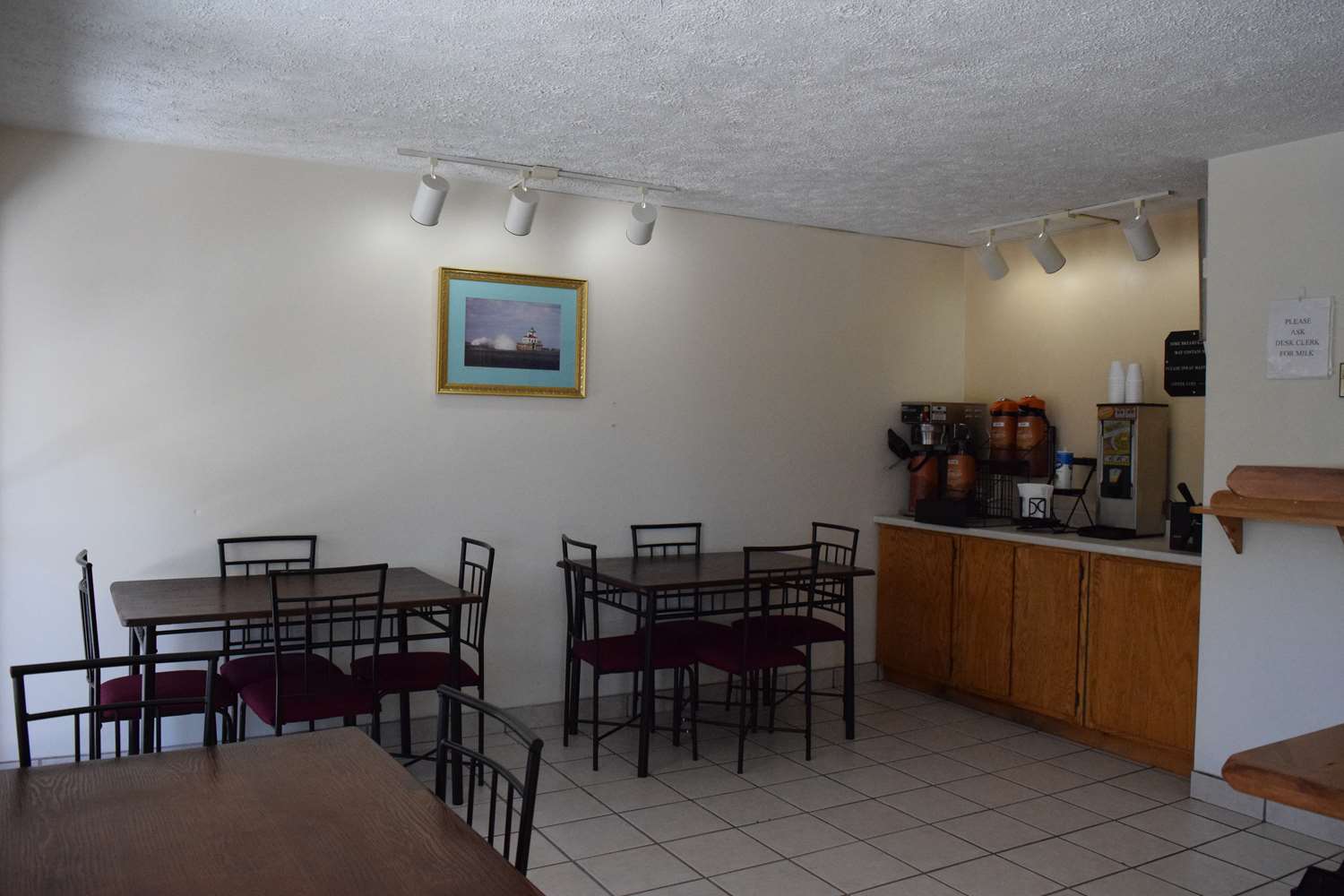 Knights Inn Oswego 27/31