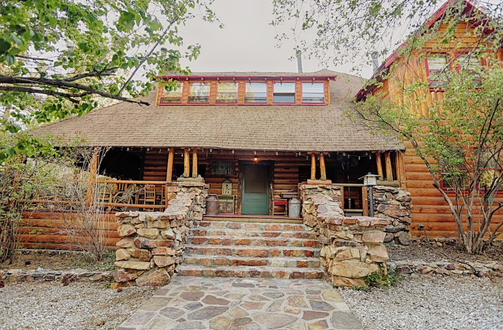 Gold Mountain Manor 4/48