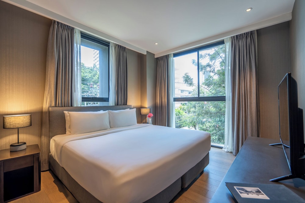 2 BEDROOMS, SUITE, CORNER