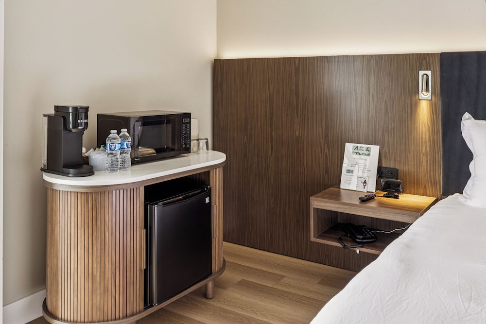 456 Embarcadero Inn Suites 63/77