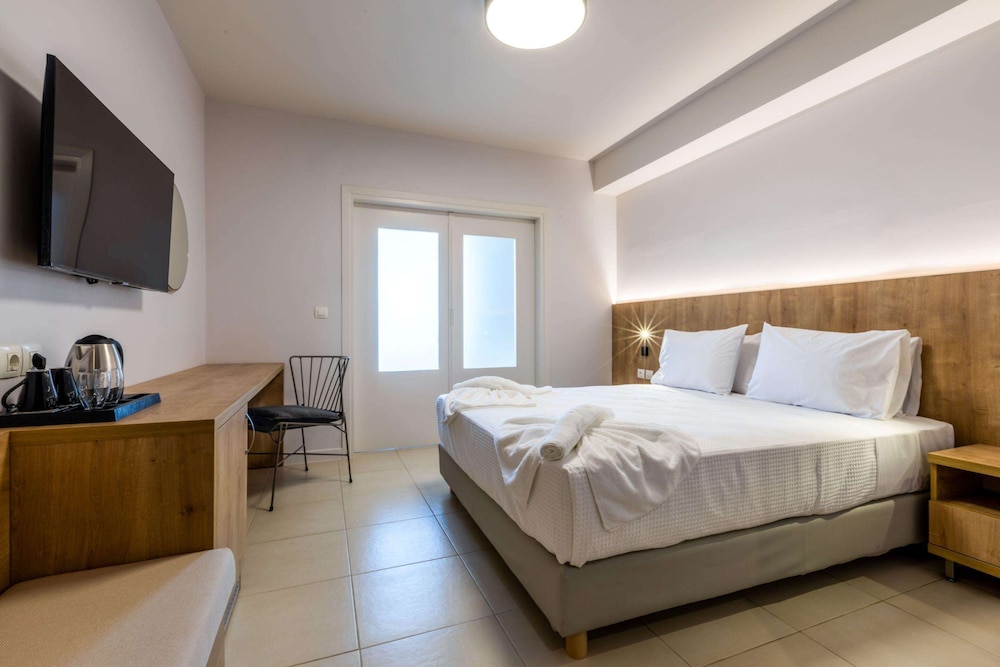 Family, Queen and Twin Beds, Land View