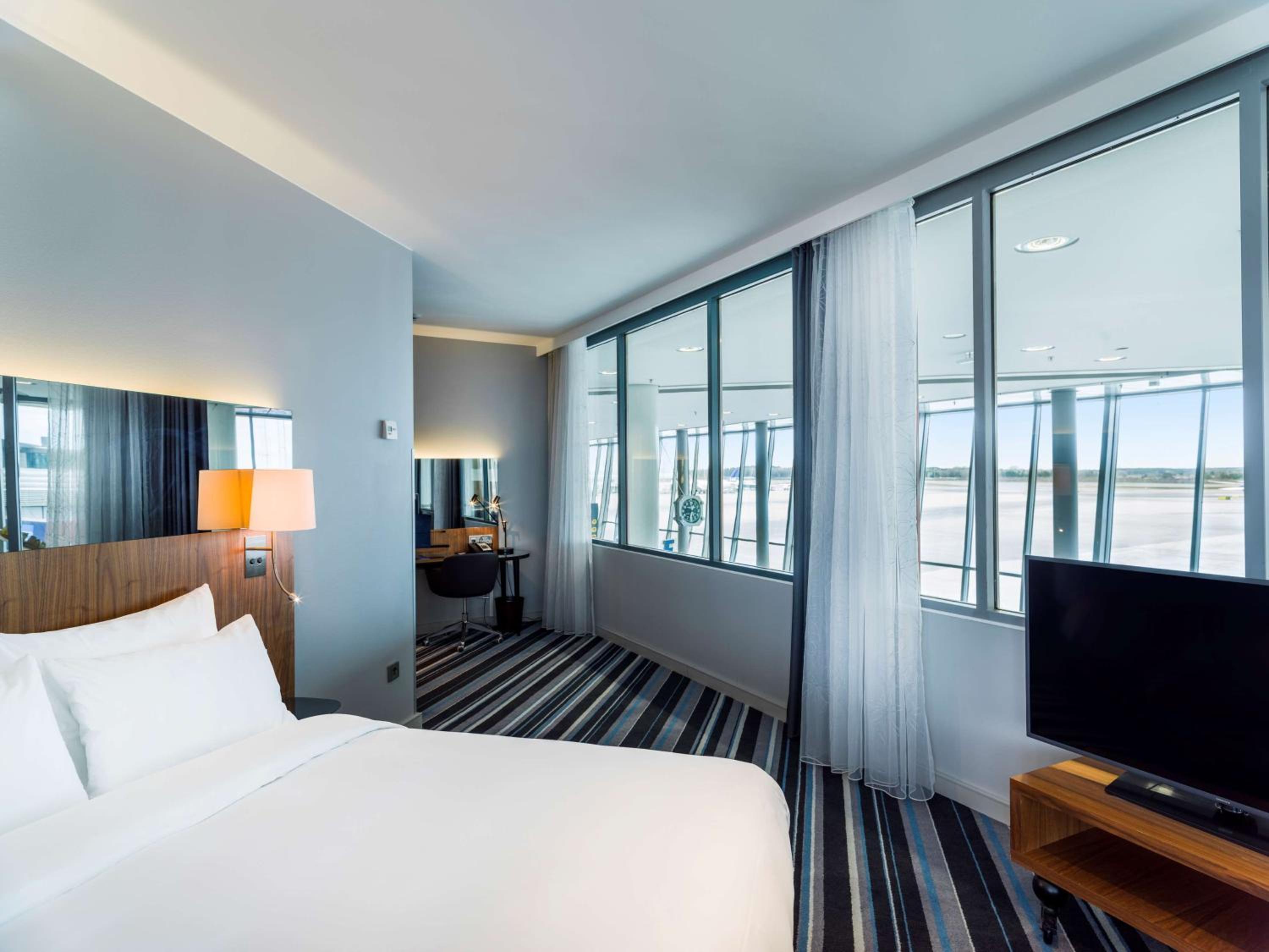 Junior Suite, Queen Bed, Runway View