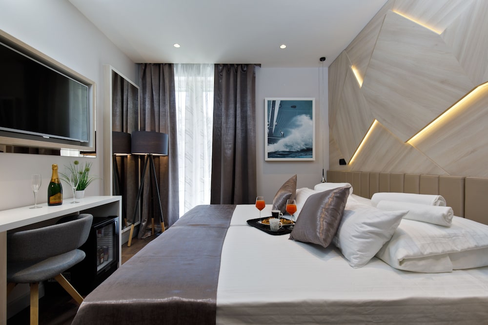 Sailor Boutique Rooms 3/27