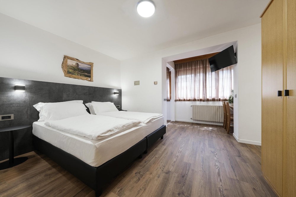 Family, 1 Single and 2 Queen Beds, Mountain View, Balcony