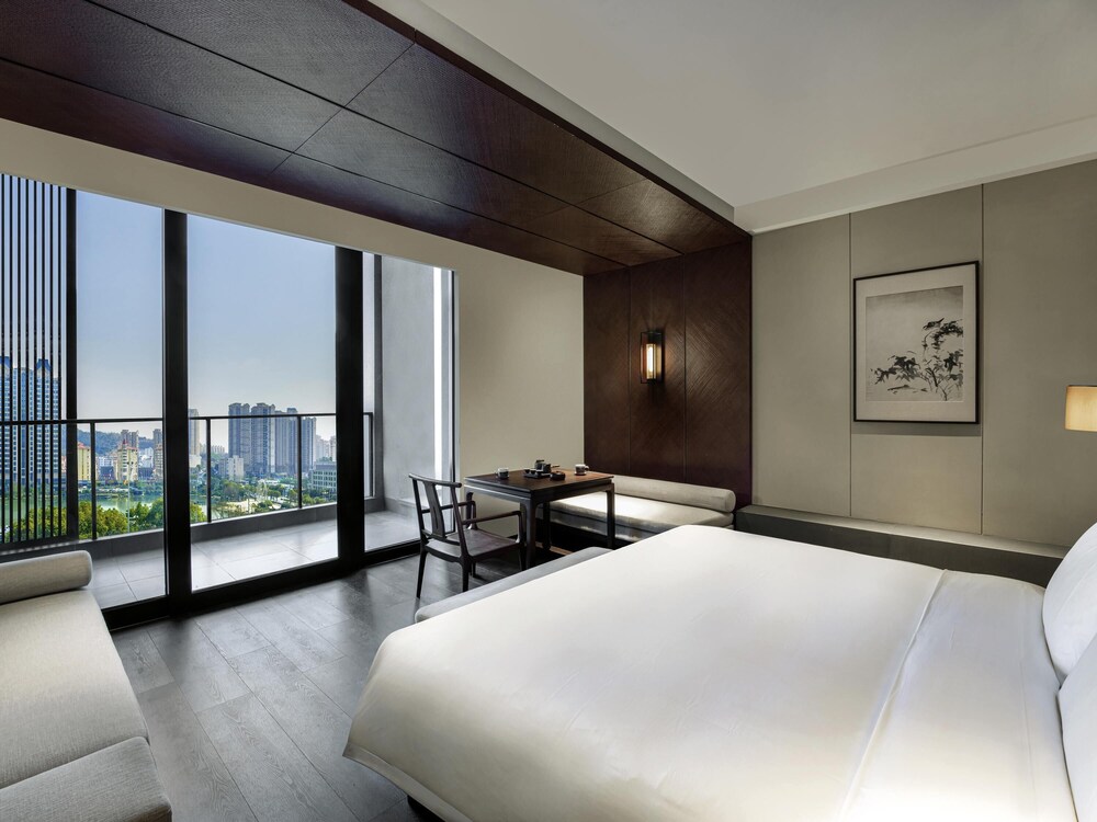 SUPERIOR, KING BED, LAKE SIDE